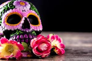 typisch mexikanische Totenkopfkatrina und Blumendiadem foto