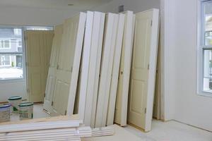 neues Hausinstallationsmaterial für Reparaturen in einer Wohnung ist im Bau, Umbau, Umbau und Renovierung Tür