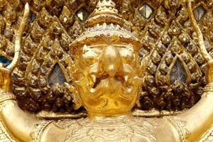 golden Garuda Statue Hälfte Körper und verwischen einheimisch thailändisch Stil Kunst Hintergrund. foto