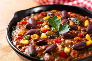 traditionelle mexikanische tex mex chili con carne in eisenpfanne foto