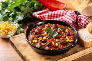 traditionelle mexikanische tex mex chili con carne in eisenpfanne foto