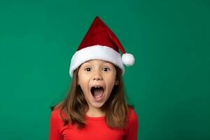 ai generiert aufgeregt wenig Mädchen mit groß Augen im Santa claus Kostüm hell Grün Hintergrund foto