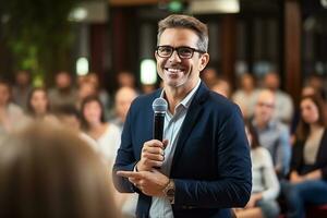 ai generiert männlich Lautsprecher geben ein sich unterhalten auf korporativ Geschäft Konferenz. unkenntlich Menschen im Publikum beim Konferenz Halle. Geschäft und Unternehmerschaft Veranstaltung foto