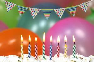Feier mit Luftballons, Kerzen und Kuchen foto
