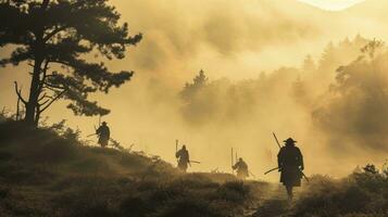 ai generiert atemberaubend Dämmerung Szene im Nebel mit silhouettiert Samurai auf das historisch Sekigahara Schlachtfeld, geliefert im modern Tinte waschen Stil und stumm geschaltet Töne. foto