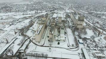 Korn Terminal im das Winter Jahreszeit. schneebedeckt Korn Aufzug im ländlich Bereiche. ein Gebäude zum Trocknen und Speicherung Getreide. foto