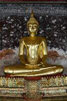 Veranda von vergolden Buddha Skulpturen beim wat suthat beim Bangkok von Thailand foto