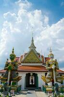 groß Riese Statuen Wächter Wahrzeichen von wat arun Kloster beim Bangkok von Thailand foto