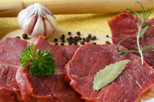 roh Rindfleisch Fleisch auf ein Schneiden Tafel foto