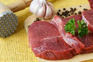 roh Rindfleisch Fleisch auf ein Schneiden Tafel foto