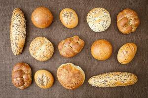 anders Sorten von Vollkorn Brot und Rollen foto