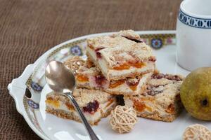 hausgemacht saisonal fruchtig Kuchen mit zerbröckeln foto