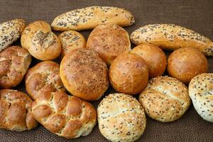 anders Sorten von Vollkorn Brot und Rollen foto