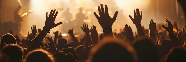 Menge Jubel beim ein Musik- Festival und erziehen Hände zu das Bühne foto