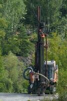 Bohren Maschine im öffnen Besetzung Bergbau Steinbruch. Bergbau Industrie. foto