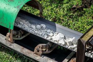 Gürtel Förderer im ein Zement Mine. Bergbau Industrie im Steinbruch. foto