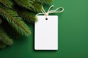 ai generiert Weiß leer Preis Etikett auf Grün Hintergrund mit Weihnachten Baum Ast. Kopieren Raum. foto
