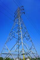 Stahl Elektrizität Pylon und hoch Stromspannung Leistung Linie Elektrizität Getriebe Foto mit Blau Himmel Hintergrund.