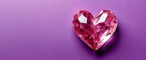 oben Aussicht Kristall Herz Banner auf lila Rosa Hintergrund foto