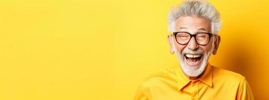 ai generiert Alten Mann mit Weiß Haar und Bart, tragen Brille und ein hell Gelb Shirt. er ist Lachen herzlich, Anzeigen ein froh und lebhaft Geist foto