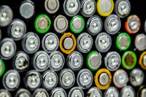 Salz- und alkalisch Batterien, Quelle von Energie zum tragbar Technologie. aaa und aa Batterien foto