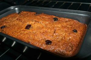 Banane Brot mit Rosinen im Ofen 3 foto