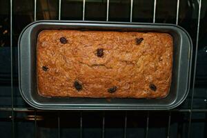 Overhead Banane Brot mit Rosinen foto