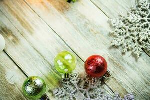 Weihnachten Urlaub Beleuchtung und Ornamente auf Holz Hintergrund foto