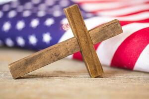 heilig Christian Kreuz und amerikanisch Flagge Hintergrund foto