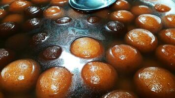 Licht braun Gulab Jamun Sein gemacht beim ein typisch Bangladesch Süss foto