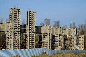 Konstruktion von ein Wohn Gebäude, verstärkt Beton Strukturen foto