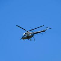 ein Hubschrauber von landwirtschaftlich Luftfahrt ist fliegend im das Blau Himmel. foto