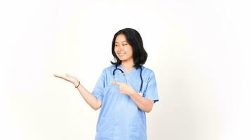 jung asiatisch weiblich Arzt zeigen Kopieren Raum auf Palme Hand isoliert auf Weiß Hintergrund foto