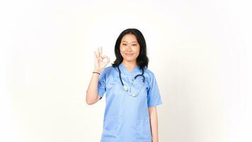 jung asiatisch weiblich Arzt zeigen okay Zeichen isoliert auf Weiß Hintergrund foto