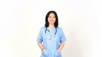 jung asiatisch weiblich Arzt Hände auf Tasche suchen Kamera und Lächeln isoliert auf Weiß Hintergrund foto