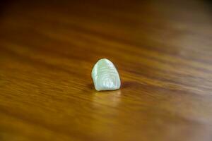 Zahn, Metall Keramik Krone auf das Tisch. Prothese gemacht von Metall Keramik foto