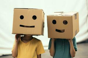 ai generiert Kindheit Kreativität zwei wenig Mädchen tragen Karton Kisten auf Köpfe foto