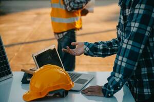 Mannschaft Konstruktion oder Ingenieurwesen Gruppe und Arbeiter. Zusammenarbeit und Entschlossenheit zu erfolgreich. Sicherheit schwer Hut zu verhindern Unfall während Arbeiten Transport und Container Team. Konzept neu starten und Neu normal foto