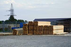 gefaltet Neu Tafel beim das Konstruktion Base. Holz. Tafel von Kiefer foto