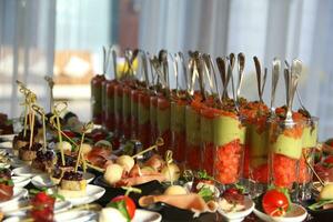 Gastronomie Tabelle mit Kanapee, Snacks und Glas Vorspeisen foto