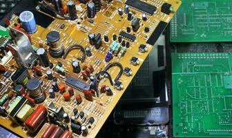 Selten elektronisch Tafel mit Mangel Mikrochips und Radio Komponenten foto