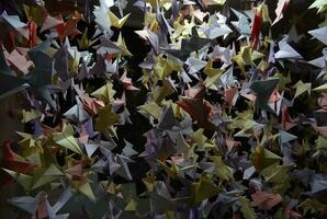 farbig Origami Kräne auf Decke Saiten Textur Hintergrund Lager Foto