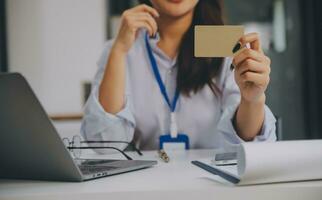 Frauen halten Anerkennung Karte und mit Smartphones beim home.online Einkaufen, Internet Banken, Geschäft online, Zahlung, Ausgaben Geld, E-Commerce Zahlung beim das speichern, Anerkennung Karte, Konzept foto