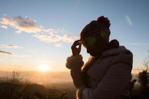 Traurigkeit Frau, die morgens etwas denkt foto