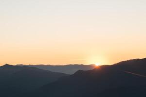 Bergkette am Morgen, Silhouettenschichtberg foto