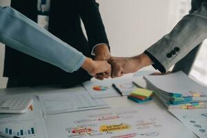 ein Gruppe von Geschäftsleute und Investoren Treffen zu diskutieren Markt Erfolg im Vergangenheit Quartal. Idee von Rahmen oben ein Marketing Beratung Mannschaft und Arbeiten zusammen wie ein Mannschaft gemacht es ein Erfolg. foto