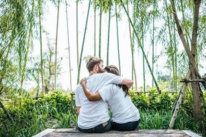 glückliches lächelndes Paar Vielfalt im Liebesmoment zusammen foto