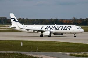 München, Deutschland, 2017 - - Finnair Passagier Flugzeug beim Flughafen. Zeitplan Flug Reise. Luftfahrt und Flugzeug. Luft Transport. global International Transport. fliegen und fliegend. foto