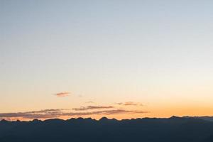 Bergkette am Morgen, Silhouettenschichtberg