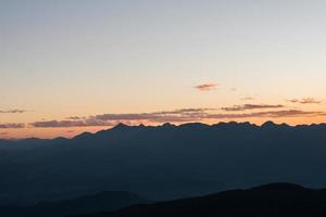 Bergkette am Morgen, Silhouettenschichtberg